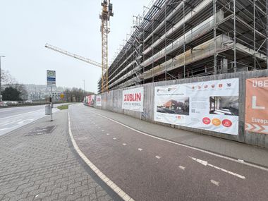 Für den Abtransport zweier Kräne muss der Fuß- und Radweg an der Südallee auf Höhe der Baustelle gesperrt werden.