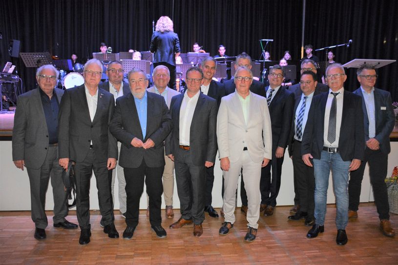 Nach dem Festakt gab es Gelegenheit für ein Gruppenbild: Schulleiter Stephan Schilling (hintere Reihe,3.v.l.), Landrat Stefan Metzdorf (vorne, 4.v.l.) sowie die weiteren Vertreter aus den Bereichen Schule und Politik.