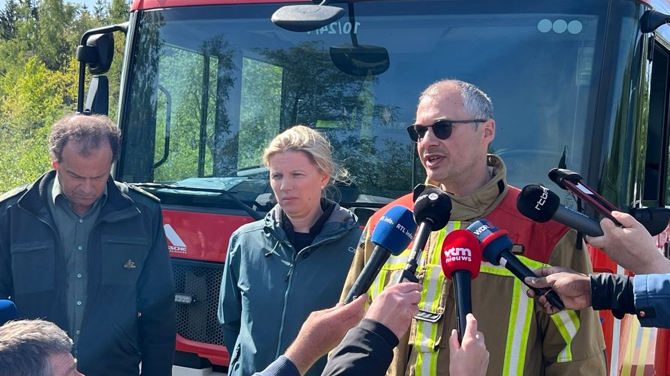 Francis Cloth von der belgischen (Foto oben rechts) hofft, dass man den Brand auf eine Fläche von 200 Hektar begrenzen kann.