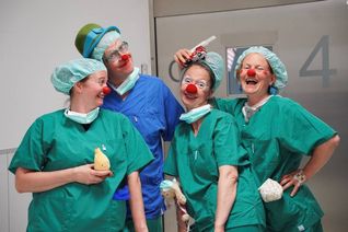 Mit Leichtigkeit geht alles einfacher: Die Klinikclowns im Klinikum Mutterhaus vor der Tür zum Operationssaal.