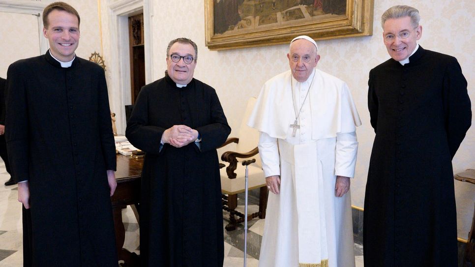 V.l.: Kanonikus Louis Valadier (Provinzial in Frankreich), Monsignore Dr. Gilles Wach (Generalprior des Instituts Christus König und Hohepriester), Papst Franziskus und Monsignore Prof. Dr. Dr. Rudolf Michael Schmitz (Generalvikar).