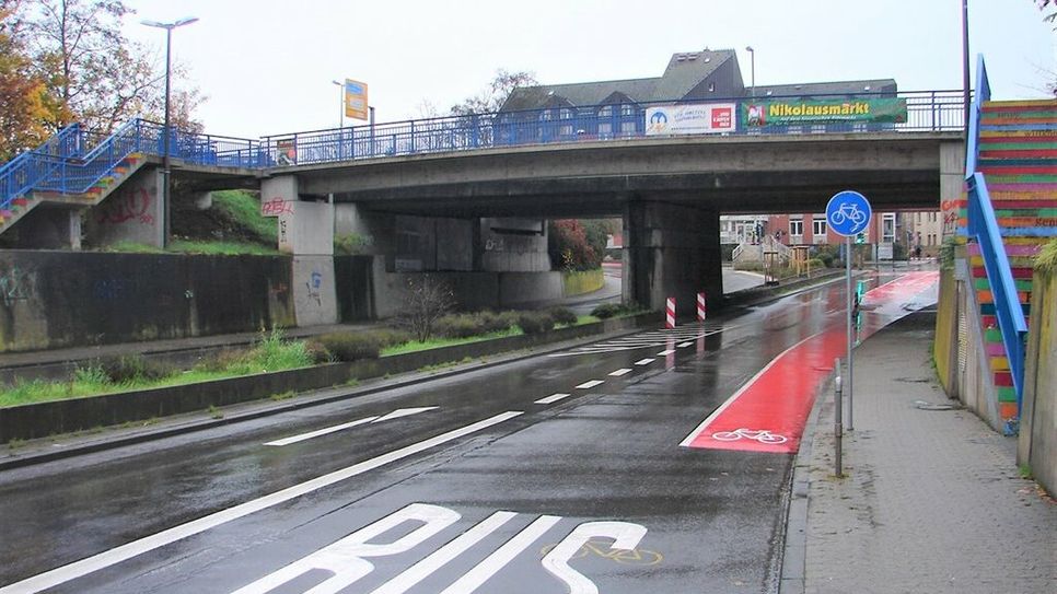 Auf dem größten Teil der Gensinger Straße wurde eine Busspur eingerichtet, die auch vom Radverkehr genutzt werden kann.