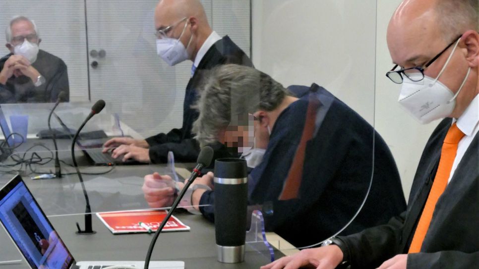 Die Verteidiger des 50-jährigen Angeklagten sehen weder Hinweise auf niedere Beweggründe noch auf besondere Schwere der Schuld. Sie plädieren auf Totschlag.