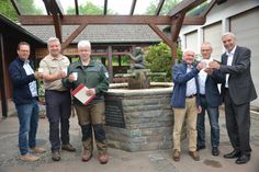 Gönnen sich einen kräftigen Schluck Heilsteinwasser (v.r.): Schleidens Verwaltungschef Udo Meister, Simmeraths Bürgermeister Karl-Heinz Hermanns, Klaus Hüpgen, Markus Vollmer (Bundesforst), Michael Lammertz (Nationalpark-Verwaltung) und Jürgen Förster (Bauamtsleiter Gemeinde Simmerath. Fotos: T. Förster