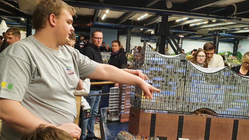 Zum Besuch im Miniatur Wunderland Hamburg waren die Schleidener Eisenbahnbauer bereits einmal. Fotos: Privat