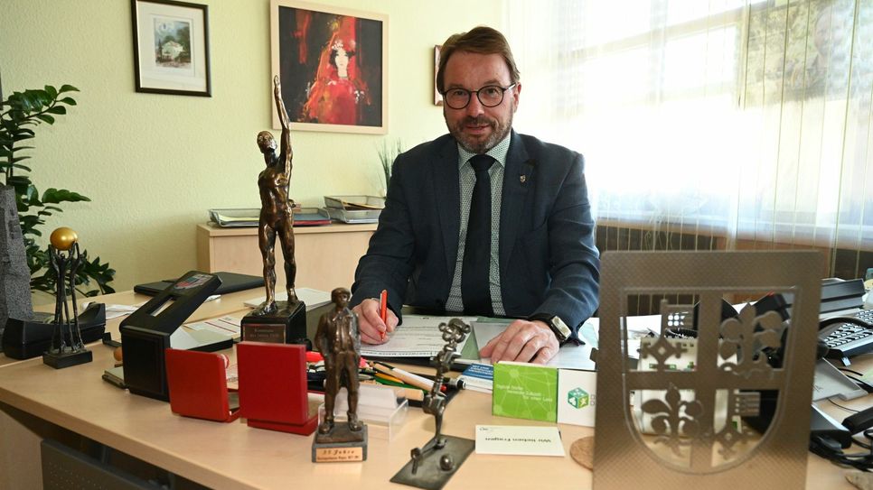 Oberbürgermeister Wolfgang Treis an seinem Schreibtisch im Rathaus Rosengasse. Foto: Walz