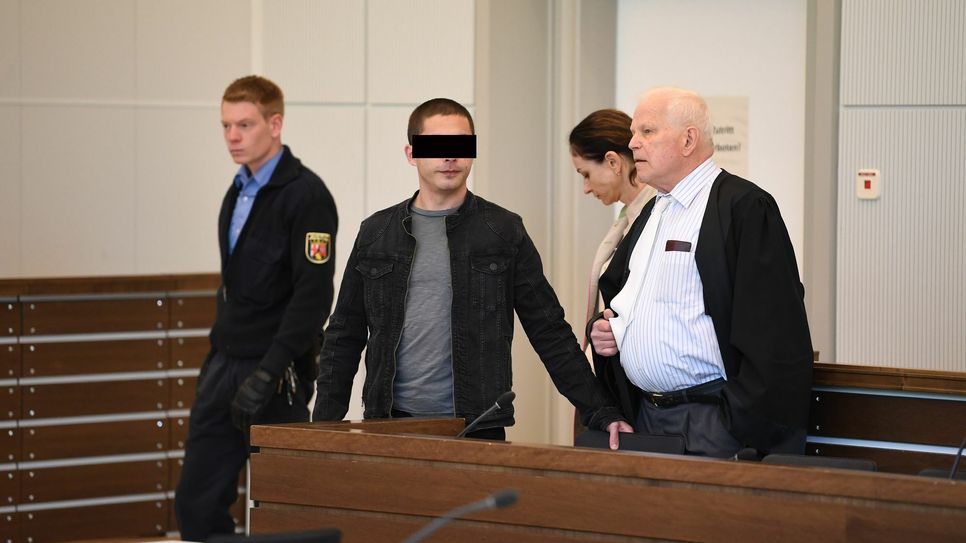 Angeklagter Alexandru K., hier mit seinem Verteidiger, dem koblenzer Anwalt Dr. Gerhard Prengel. Foto: Walz