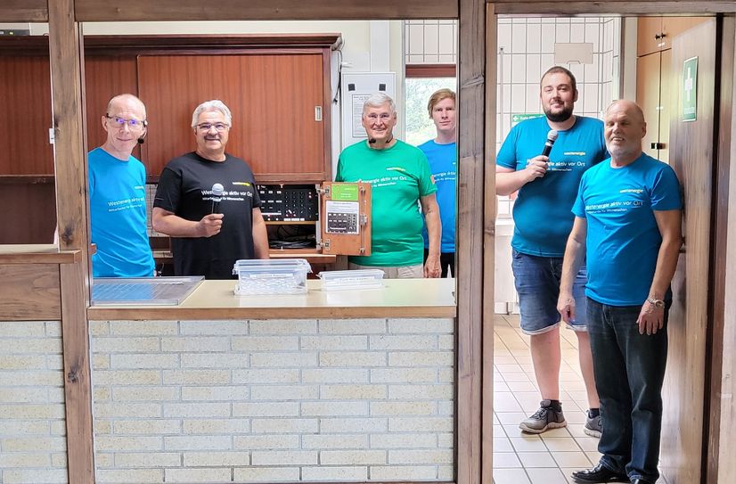 Mit Stolz präsentieren die Handwerkerinnen und Handwerker, unterstützt von Projektpate Harald Frinken, ehemaliger Mitarbeiter der Westenergie-Gruppe, und Ortsvorsteher Kurt Renzler, die modernisierte Akustikanlage.