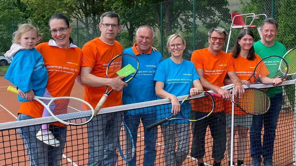 Die Erneuerung des Tennisplatzes der SpVgg Mühlheim-Brauneberg in Mülheim ist eins von 127 erfolgreich umgesetzten Projekten der Mitarbeitendeninitiative Westenergie aktiv vor Ort im Jahr 2023 der ehrenamtlich Engagierten aus dem Eifelkreis Bitburg-Prüm sowie den Landkreisen Bernkastel-Wittlich und Trier-Saarburg.