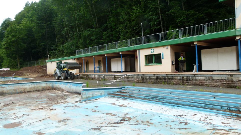 Das Freibad am Ufer der Kyll fiel dem Hochwasser 2021 zum Opfer - die gesamte Anlage stand unter Wasser.