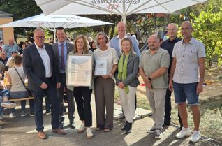 Über das Jubiläum und die Zertifizierung freuen sich: Manfred Klasen
(Ortsbürgermeister Lasel), Dr. Johannes Reuschen (Bürgermeister Verbandsgemeinde Prüm), Kita-Leiterin Daniela Stein, stellvertretende Leiterin Christine Wenner, Rudolf Rinnen (Kreisbeigeordneter Eifelkreis Bitburg-Prüm), Kornelia Heger-Wegmann (Fachkraft für BNE, Naturpark Nordeifel e.V.), Herbert Thiel (Ortsbürgermeister Nimshuscheid), Michael Görres (Ortsbürgermeister Wawern) und Christian Disch (Ortsbürgermeister Feuerscheid) (v.l.n.r.).
