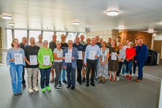 Landrat Marko Boos (rechts) hat im Kreishaus die erfolgreichsten Teilnehmer und Teams der Aktion Stadtradeln 2026 im Landkreis Mayen-Koblenz ausgezeichnet.