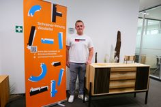 Julian Görgen hat bei der Schreinerei Holzform in Lünebach gelernt und darf sich Prüfungsbester nennen. Sein Gesellenstück, ein Sideboard, kombiniert aus dunkler Wenge mit ausdrucksstarker Esche, ist nominiert für den Wettbewerb „Die Gute Form 2024“.