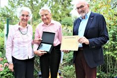 HeuGeVe-Vorsitzender Franz Schroeder (r.) überreicht Brünhilde und Ulrich Schuppener den diesjährigen Preis des Vereins mit Urkunde. Foto: Günther Sander