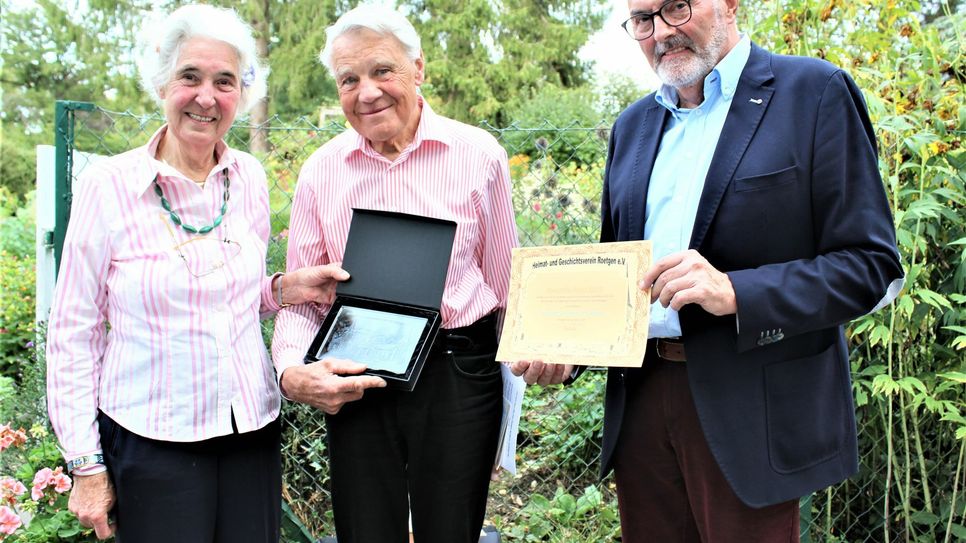 HeuGeVe-Vorsitzender Franz Schroeder (r.) überreicht Brünhilde und Ulrich Schuppener den diesjährigen Preis des Vereins mit Urkunde. Foto: Günther Sander