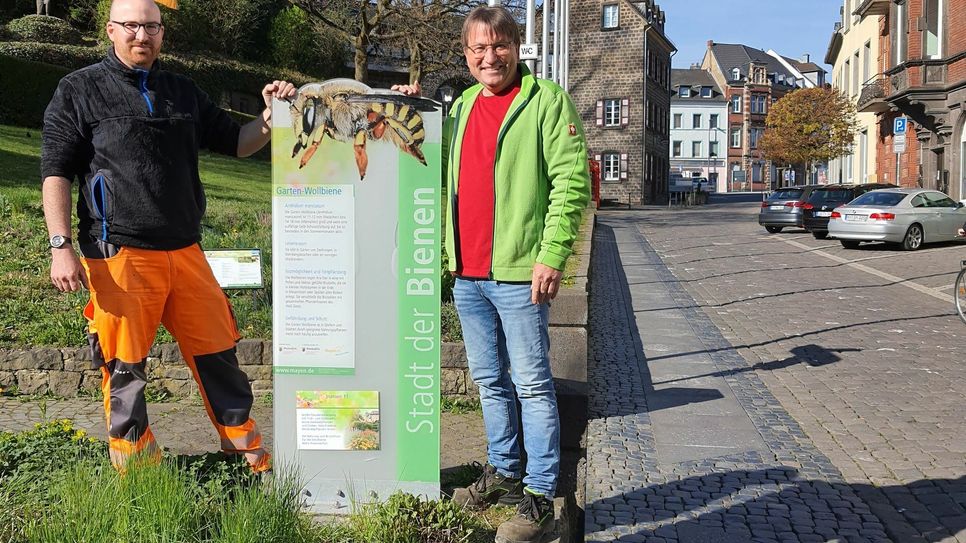 Stefan Kobs (links) und Wolfgang Seul bei der Montage der Lehrtafeln.