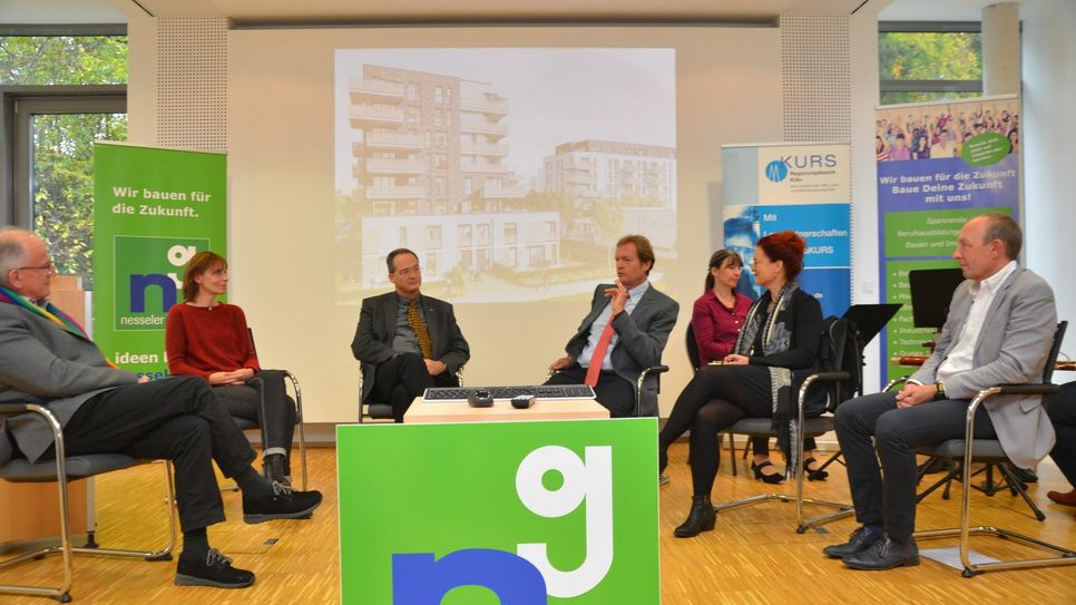 Vertreter von Franziskus-Gymnasium Vossenack, der nesseler bau gmbh, IHK Aachen und Bezirksregierung Köln tauschten sich über die Vorteile der KURS-Kooperationen aus. Foto: T. Förster