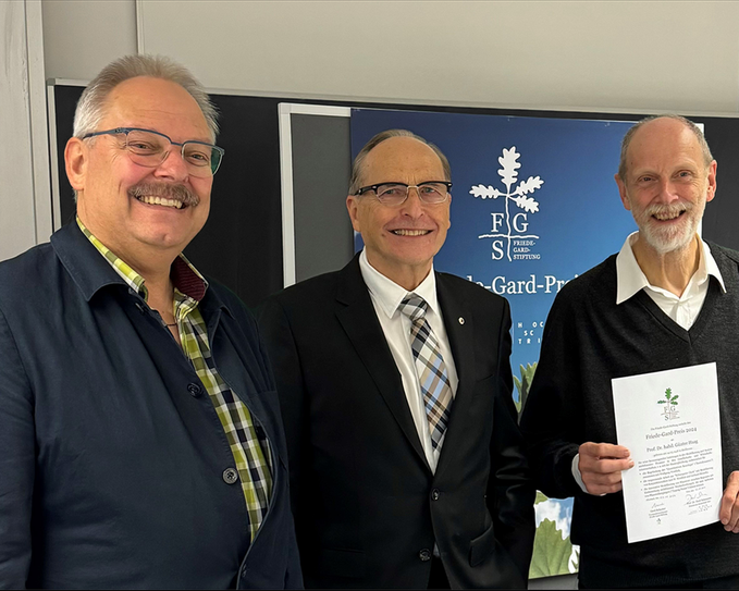 Prof. Dr. Klaus Helling (links) mit dem Preisträger Prof. Dr. Günter Haag (mitte) und Stifter Gerd Schuster.