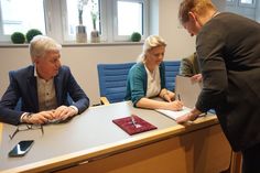 Claudia Niessen, Eupener Bürgermeisterin und zugleich Präsidentin der Hilfeleistungszone der DG, unterzeichnet die Vereinbarung, links daneben der Bürgermeister der Gemeinde Büllingen, Friedhelm Wirtz