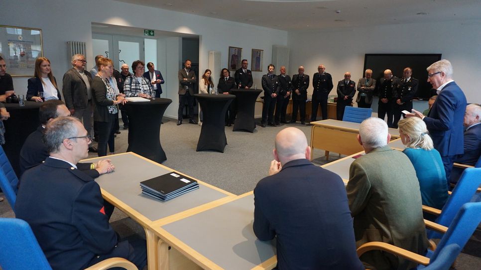 Die Verantwortlichen der jeweiligen Kommunen und Feuerwehren wohnen der feierlichen Unterzeichnung der grenzüberschreitenden Vereinbarung im Büllinger Rathaus bei.