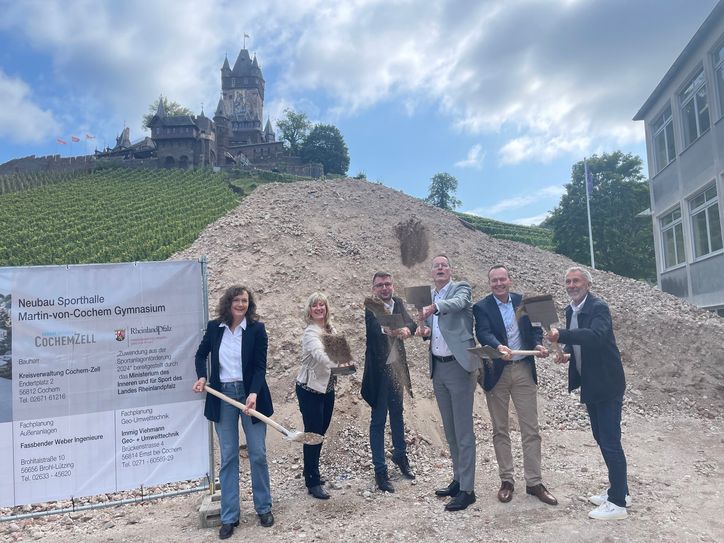 Innenminister Michael Ebling (vierter von links) nimmt zusammen mit Landrätin Anke Beilstein, Schulleiterin Michaela Koch, dem Landtagsabgeordneten Jens Münster (CDU) sowie Architekt Joachim Rind den symbolischen Spatenstich vor.