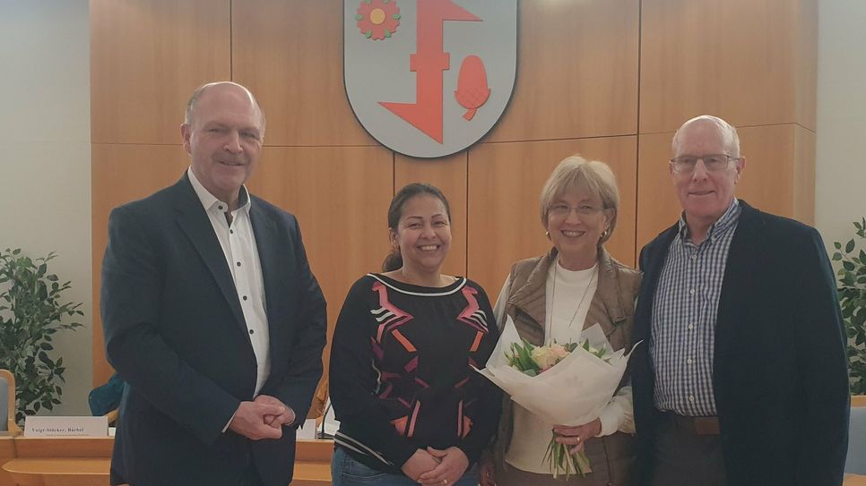 V.l.n.r.: Bürgermeister Friedrich Marx, Nancy Toro Botero, Jean und Delbert Penner