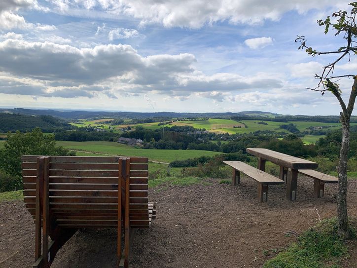 Himmlicher Eifelblick mit Rastangebot.