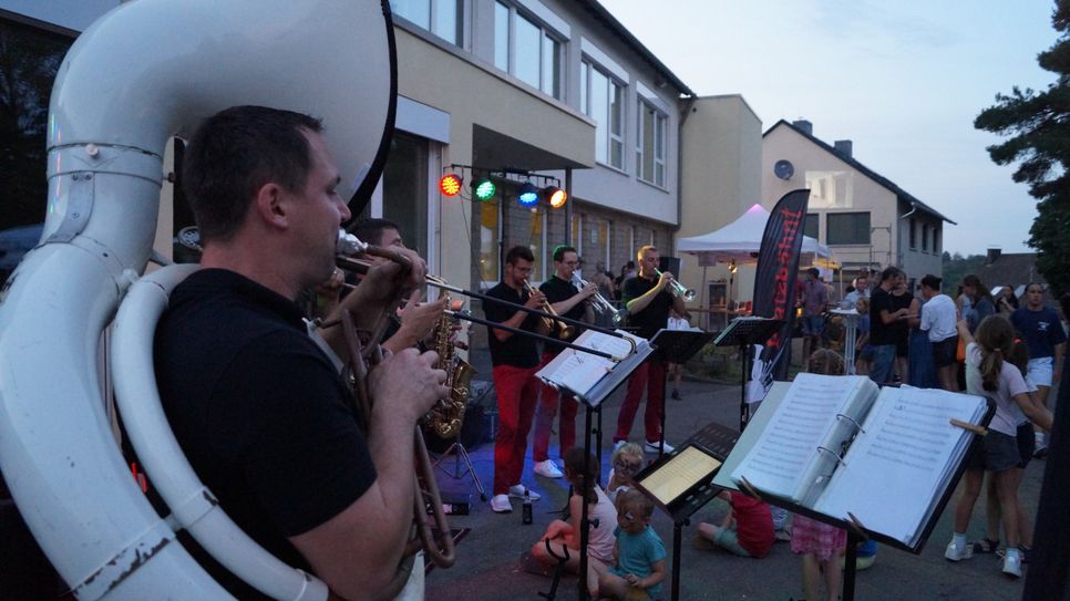 Am Abend sorgte die "Pratzbähnt" für Stimmung in Trier-Kernscheid.