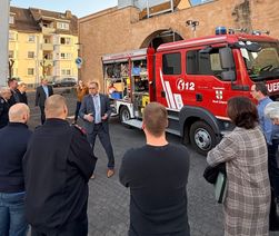 Bürgermeister Ulf Hürtgen lobte die gute Zusammenarbeit zwischen Rat, Verwaltung und Feuerwehr
bei der Beschaffung des neuen Feuerwehrfahrzeugs.