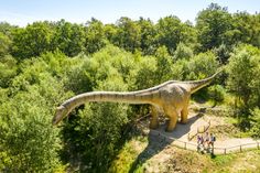 Lebensecht gestaltete Dinosaurier lassen sich im Dinosaurierpark Irrel (unweit der Teufelsschlucht) bewundern.