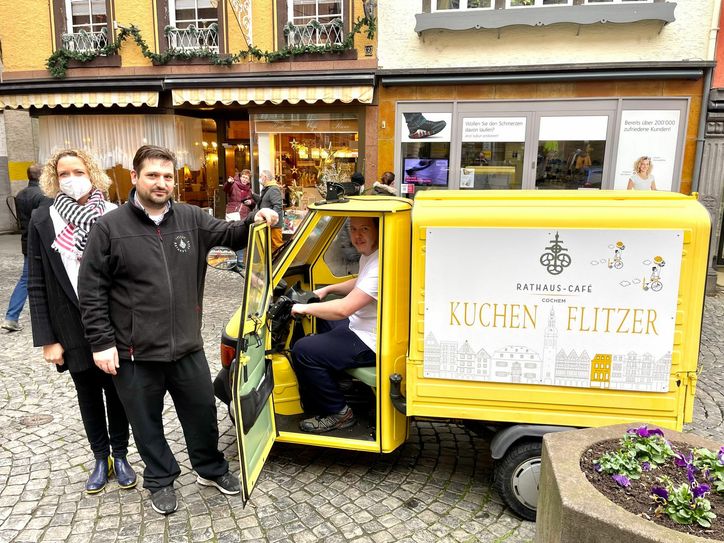 Ulrike und Karl Noss sowie Bäckergeselle Marko Göbel. Foto: Zender