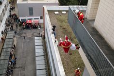 Von ganz oben schwebt St. Nikolaus zur Kinderstation des Mutterhauses - wollte dabei aber nicht ganz auf die Sicherung durch die Höhenretter der Berufsfeuerwehr verzichten.