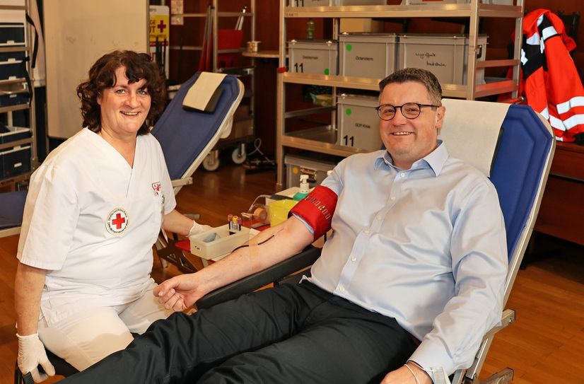 Städteregionsrat Dr. Tim Grüttemeier (hier mit Ruth Steffens vom DRK) ging beim Blutspendetermin mit gutem Beispiel voran. Die Bilanz des ersten Termins in der Verwaltung nach der unfreiwilligen Corona-Pause fällt mit 80 Blutspendern sehr gut aus.