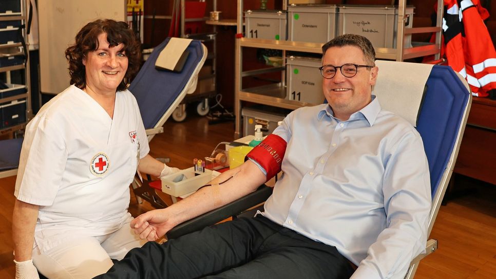 Städteregionsrat Dr. Tim Grüttemeier (hier mit Ruth Steffens vom DRK) ging beim Blutspendetermin mit gutem Beispiel voran. Die Bilanz des ersten Termins in der Verwaltung nach der unfreiwilligen Corona-Pause fällt mit 80 Blutspendern sehr gut aus.