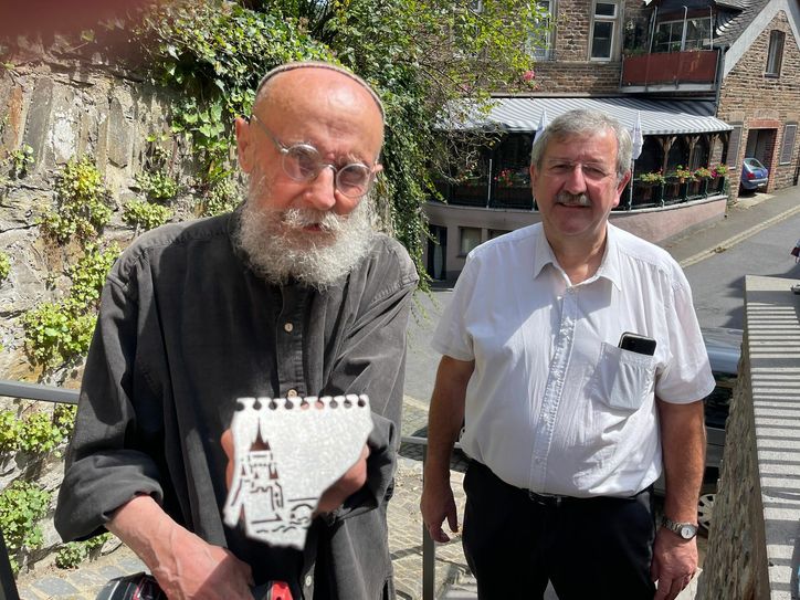 Mehrere solcher Edelstahl-Kunstwerke hat der Künstler Christoph Anders (links) entworfen und hergestellt. Sie wurden nun an den Treppenstufen zur »Hohl« in Cochem angebracht. Stadtbürgermeister Walter Schmitz lobt den besonderen künstlerischen Ausdruck der Werke von Anders.                                  Foto: Zender