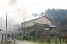 Im Hochwaldort Hentern hat es am Dienstagmittag im Obergeschoss eines Einfamilienhauses gebrannt. Verletzt wurde niemand, die fünf Bewohner waren bei Ausbruch des Feuers nach Polizeiangaben nicht im Haus. Zwei Hunde wurden von der Feuerwehr gerettet. Foto/Video: Agentur Siko