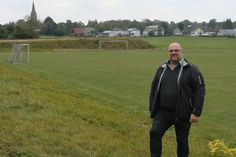 Axel Tings, Vorsitzender des TuS-Lammersdorf, sieht gute Chancen, dass sich der derzeitige Ausweichplatz des Vereins am Schollsgässchen bald in den »Sport- und Begegnungspark Lammersdorf« mit Kunstrasenplatz, Beachvolleyballanlage und Boulebahn als neue Begegnungsstätte für viele Gruppen und Vereine verwandelt.