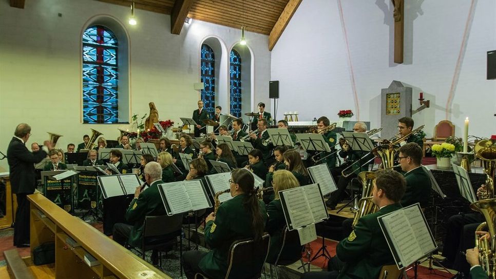 Der Musikverein »Eifelklänge« Eicherscheid lädt erstmalig gemeinsam mit den Trommlern und Pfeifern Eicherscheid-Konzen zum Adventskonzert ein. Die weihnachtlichen Klänge in der Pfarrkirche läuten den Lucia-Markt am Pfarrheim ein.