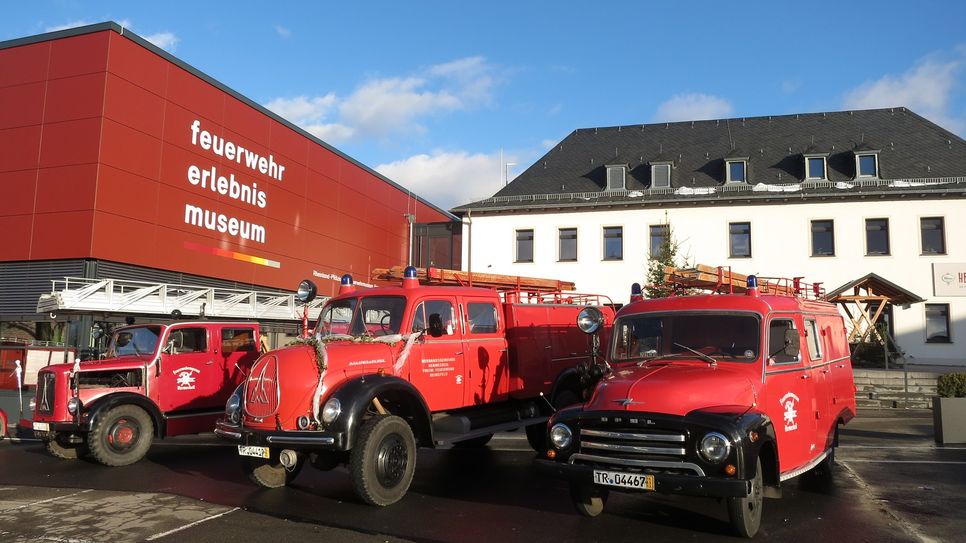 Oldtimer vor dem Museum