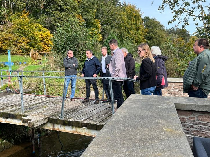 NRW-Umweltminister Oliver Krischer macht sich auf einer privaten Brücke ein Bild von möglichen Hochwasserschutzmaßnahmen an der Vicht.