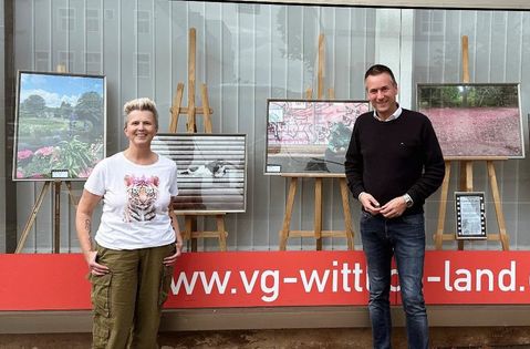 Ellen Helfrich mit Bürgermeister Manuel Follmann. Die Ausstellung der Fotografin zeigt vertraute Orte in neuem Licht.