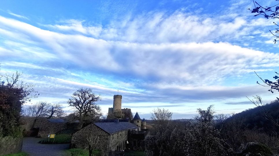 Wolkenschauspiel mit Burg Pyrmont