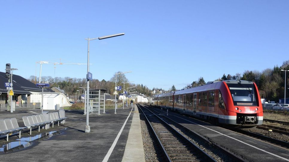 Mit einem symbolischen Spatenstich wurde der Startschuss für die Modernisierung des Bahnhofs Blankenheim (Wald) gegeben. mn-Fotos