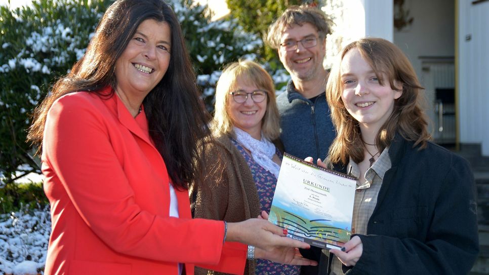 Mit Zoë Hennemann aus Lammersdorf wurde eine Seriensiegerin erneut beglückwünscht. Jurorin und Laudatorin Claudia Hoffmann überreichte ihr die Urkunde. Foto: Jochen Starke/pp/Agentur ProfiPress