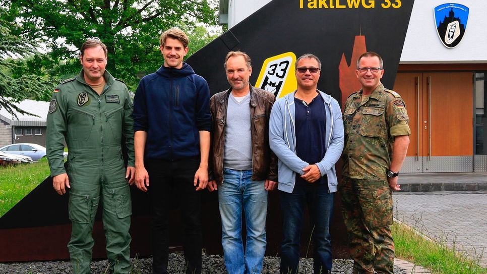 Bundeswehr trifft Burgfestspielschauspieler (von links): Oberst Holger Radmann, Jan Nicolas Bastel, Georg Lorenz, Daniel Ris, und Oberstleutnant Kristian B. Schaum.