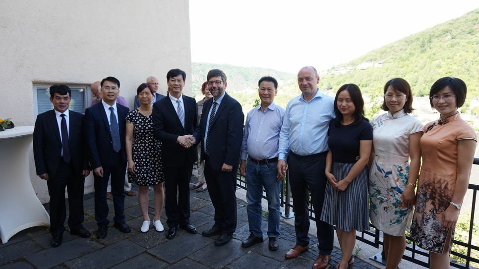 Freudige Gesichter beim offiziellen Foto: Vizebürgermeister Mang Run Wu (4. v. l.) mit Stadtchef Wolfgang Lambertz und der Delegation aus Yizhou in China. Mit dabei auch Markus Breitscheidel (4. v. r.) der gemeinsam mit seiner Lebensgefährtin Chunlin Singh die Städte-Partnerschaft initiiert hat.