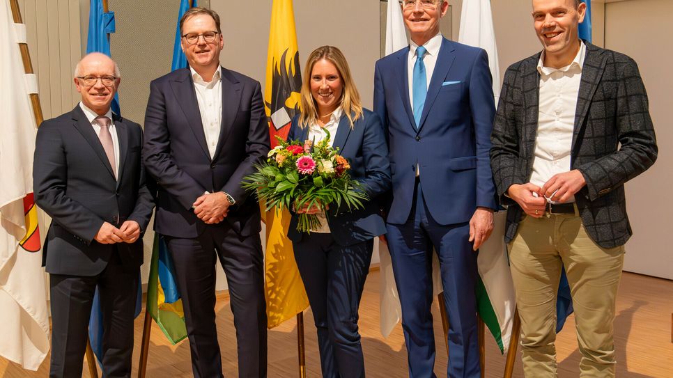 Beim ersten Wirtschaftsempfang der Stadt Boppard auf dem Podium (von links): Boppards Bürgermeister Jörg Haseneier, Dirk Woll, Mitglied der Geschäftsführung der BOMAG und verantwortlich für die Bereiche Finanzen, IT und Recht, Moderatorin Jennifer de Luca, Dr. Gerd Landsberg, Hauptgeschäftsführer des Deutschen Städte- und Gemeindebundes und Volker Boch, Landrat des Rhein-Hunsrück-Kreises.