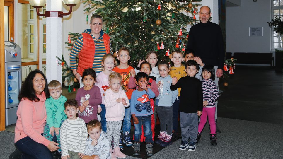Wenn Groß und Klein zusammenkommen: Kinder schmücken Weihnachtsbaum in der Kreisverwaltung mit Landrat Volker Boch.