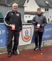 Der Deutsches Sportabzeichenprüfer der Spvgg. Cochem, Matthias Klinkner, freut sich mit dem Absolventen, Ben Schüller, über dessen sportliche Leistungen in Gold