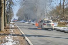 Ein Taxi fing am Mittag in Brücken Flammen. Foto. Guido Turina